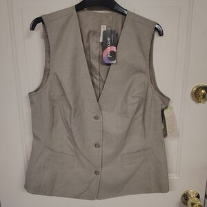 NWT Doc & Amelia Taupe Vest Size Medium